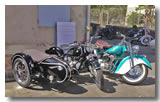 Les vieilles motos BMW et Harley Davidson devant l'ancienne gendarmerie2014