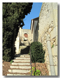 Une porte du village Pouy-Roquelaure vue de l'extérieure