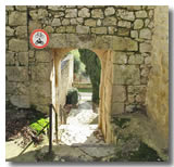 Une porte du village Pouy-Roquelaure vue de l'intérieure