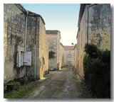 Une rue du village Pouy-Roquelaure vue de l'extérieure