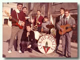 Le groupe Jet Rocket's sur la Place Centrale de Francescas - de gauche à droite: Francis Lestrade (le Less), Yvan Bollo (le Kix), Bernard Couturier (Gigi), Christian Gauze (Léo), Alain Bollo (le Nène), Daniel Duprat (le Gus) & Robert Le Goff (Polaris)