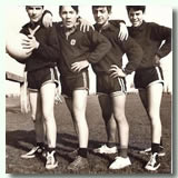 Une partie de l'équipe basket sur l'ancien terrain de basket de Francescas