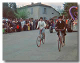 La cavalcade 1975-1975 devant la maison des Piasini