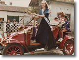 La dauphine de Miss France 1984 sur le Boulavard du Nord, à côté de l'épicerie de Marie-Jo en 1984