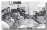 Les Sénateurs Raymond Soucaret et Jean François-Poncet avec le docteur Mauvezin, Conseiller Générale, plaident (1987) auprès de Jacques Chirac, Premier Ministre, le dossier de Fumel