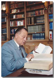 Raymond Soucaret dans la bibliothèque du Sénat