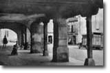 Les grandes arcades côté ouest en 1930 avec une petite vue sur la mairie de l'époque