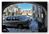 Francescas sous la neige - hiver 2012 - la place centrale vue d'une arcade