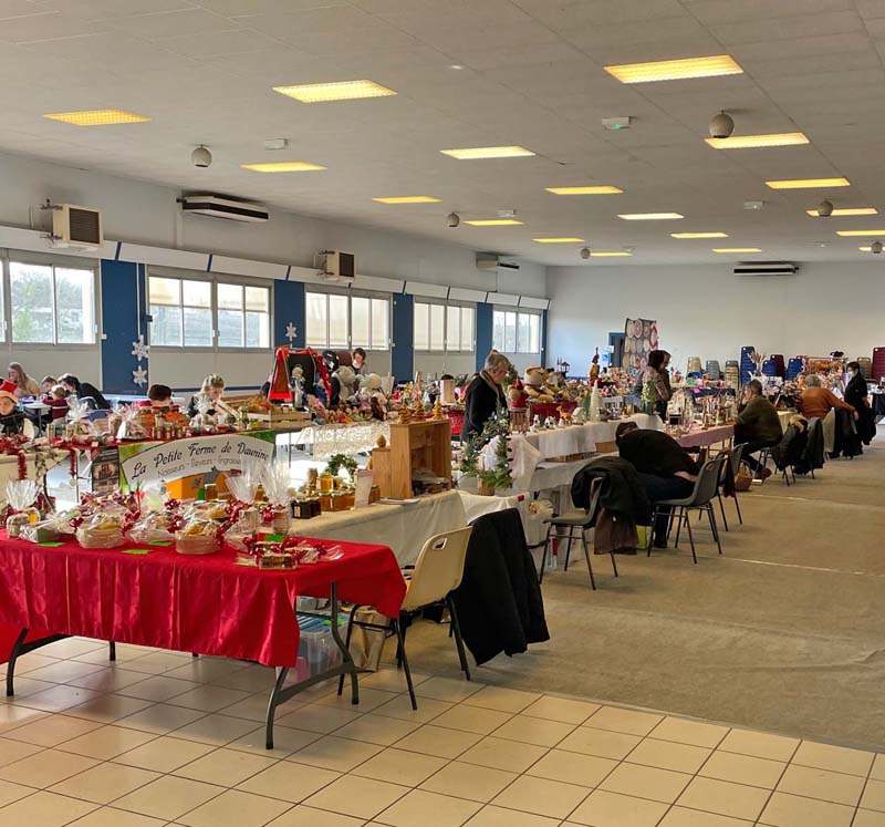 a salle de dête avec le marche de Noël